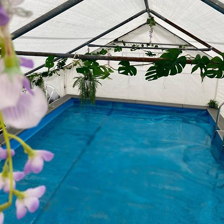 Mini Love Island Style Guest House Includes Personal Hot 24 Hour Swimming Pool, Outdoor Bathtub, Heated Dining Dome And Fire Pit, All This Is Secretly Located In The Busy Suburbs Of Νότιγχαμ Εξωτερικό φωτογραφία