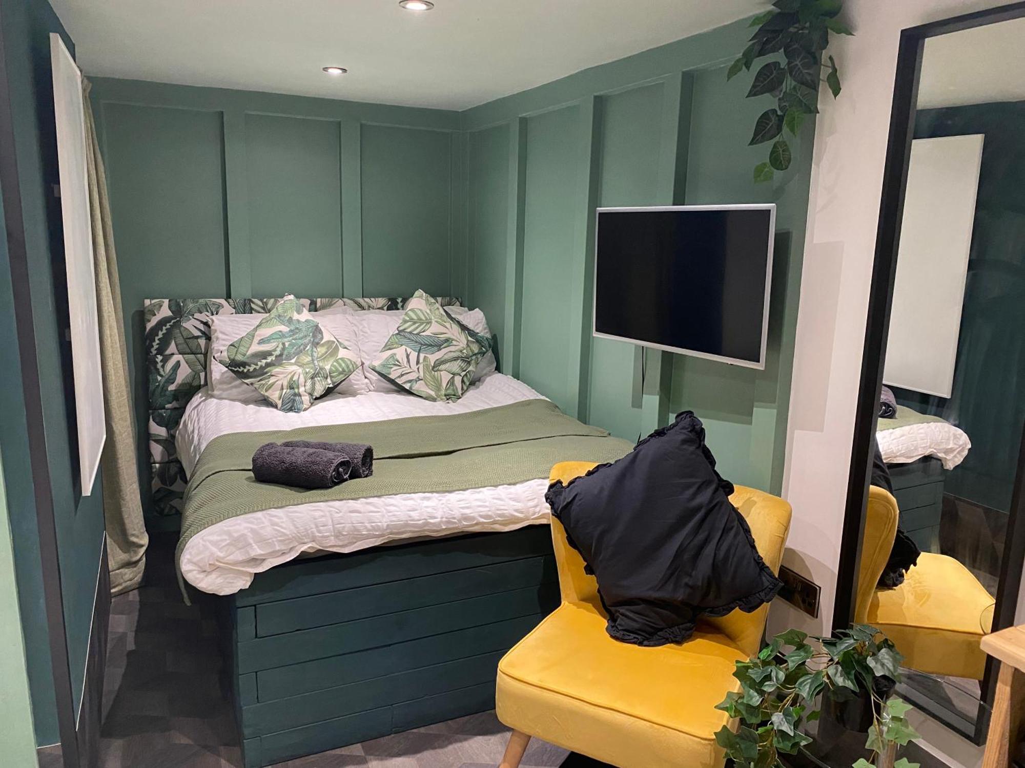 Mini Love Island Style Guest House Includes Personal Hot 24 Hour Swimming Pool, Outdoor Bathtub, Heated Dining Dome And Fire Pit, All This Is Secretly Located In The Busy Suburbs Of Νότιγχαμ Εξωτερικό φωτογραφία