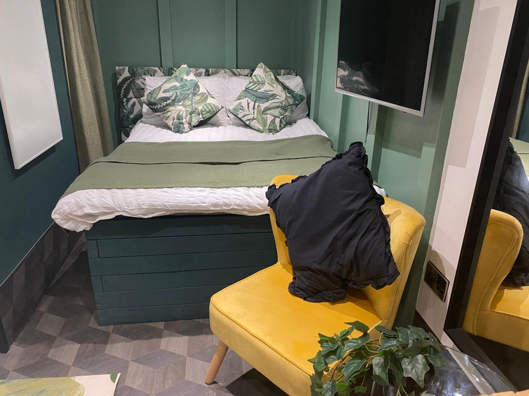 Mini Love Island Style Guest House Includes Personal Hot 24 Hour Swimming Pool, Outdoor Bathtub, Heated Dining Dome And Fire Pit, All This Is Secretly Located In The Busy Suburbs Of Νότιγχαμ Εξωτερικό φωτογραφία