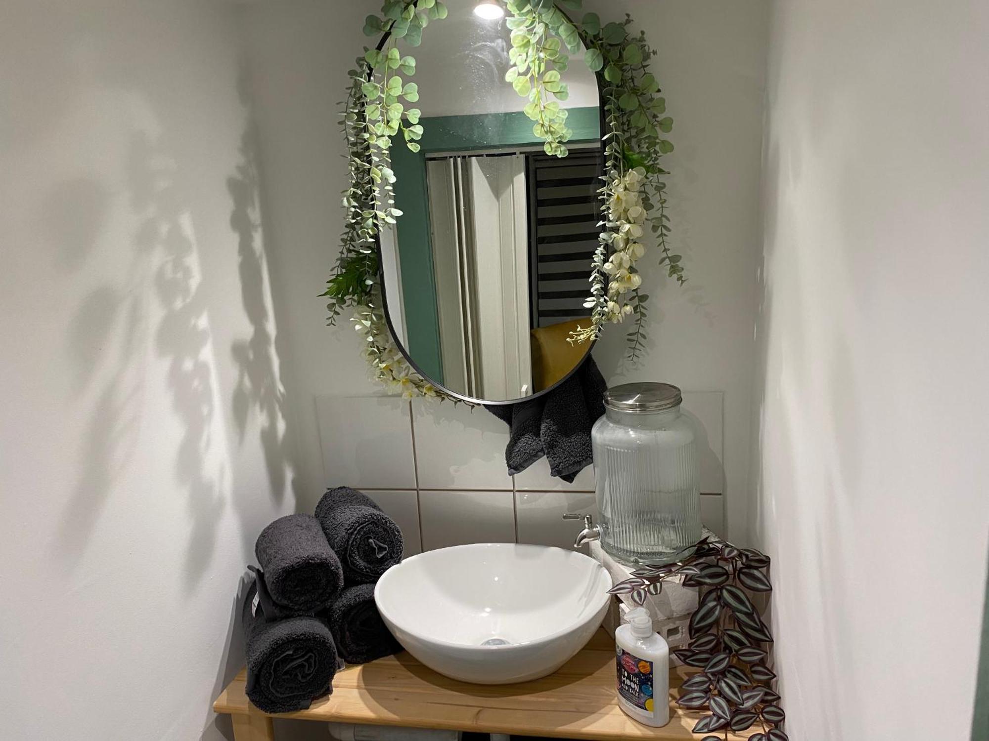 Mini Love Island Style Guest House Includes Personal Hot 24 Hour Swimming Pool, Outdoor Bathtub, Heated Dining Dome And Fire Pit, All This Is Secretly Located In The Busy Suburbs Of Νότιγχαμ Εξωτερικό φωτογραφία