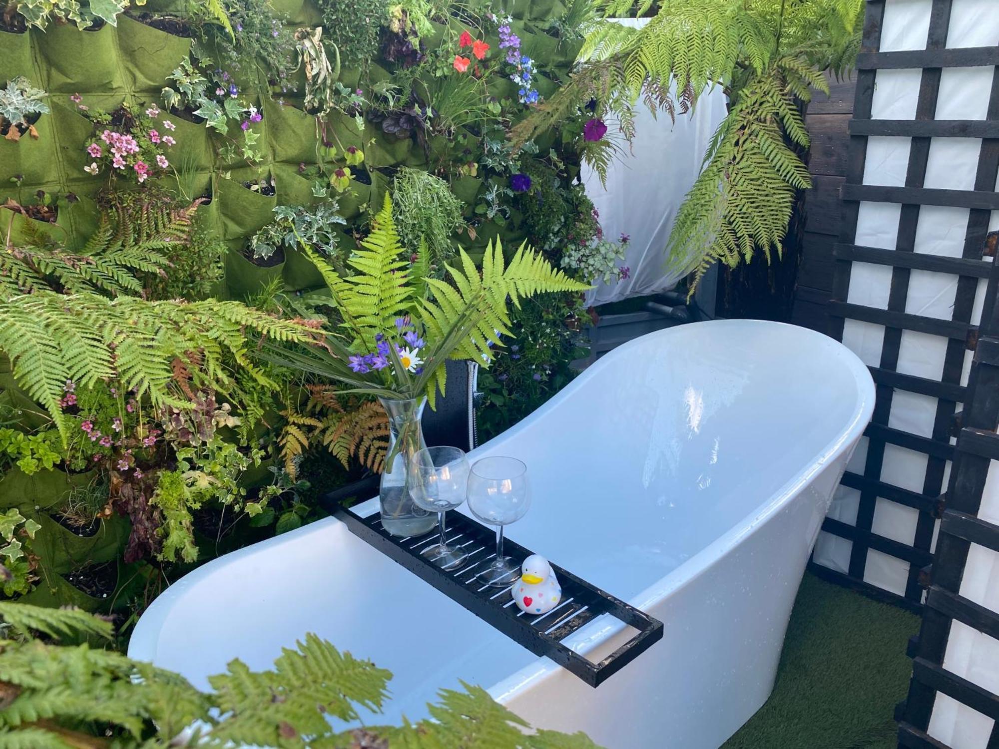 Mini Love Island Style Guest House Includes Personal Hot 24 Hour Swimming Pool, Outdoor Bathtub, Heated Dining Dome And Fire Pit, All This Is Secretly Located In The Busy Suburbs Of Νότιγχαμ Εξωτερικό φωτογραφία